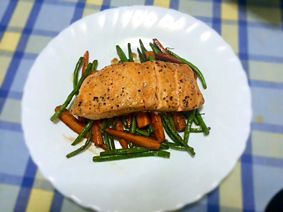 Pan-fried Salmon with French Beans and Carrots|Martha Monjeさん