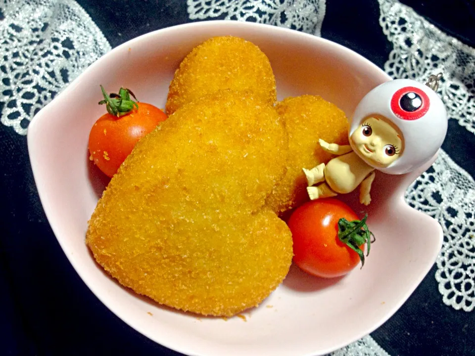 Snapdishの料理写真:愛情たっぷり ハートのコロッケ  目玉おやじキューピー添えヾ(✿❛◡❛)ノ✿✿|Kumiko Fukuyamaさん