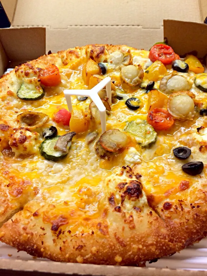 Snapdishの料理写真:Pineapple and Pastrami Pork Cheesy 7 Pizza😊💕|Ng Yin Tingさん