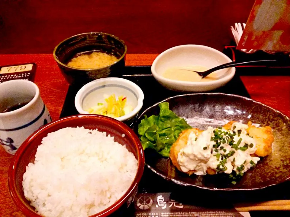 鳥元の鶏南蛮タルタル定食750円。
五穀米か白米が選べますが、五穀米だとお代わりが出来ません。
メニューには記載されておりませんが、白米だとお代わりが出来ます。
焼き鳥専門の店ですが、蕎麦なども有ります。
しじみ味噌汁で千葉県多古町産とろろが付く定食でした。
( v^-゜)♪|東京ライオンズさん