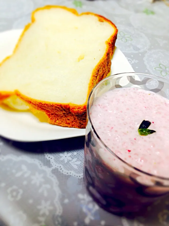 イチゴのスムージーと手作り食パン 朝食|吉永あいさん