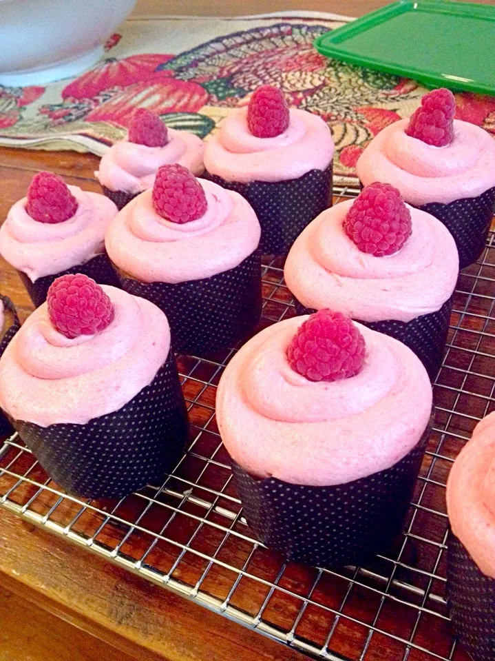 Peach Melba cupcakes with freshly blended raspberry buttercream|Samantha Jane Russoさん