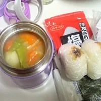 Snapdishの料理写真:具沢山野菜お味噌汁・おにぎり|Miyuki  Saitoさん