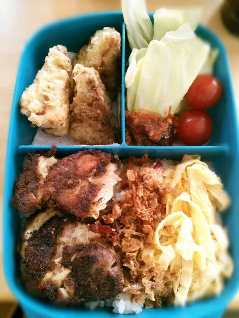 Bento: nasi uduk (coconut milk rice), ayam penyet (fried chicken), fried tofu, egg, sambal (chili with shrimp paste), simple salad and fried shallot|RikaEmakAkbarKhawlaさん