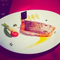 Snapdishの料理写真:awsome plated 😍 #grilledsalmon #tomatocerry #honeybeen #crenel #microherbs|rizki prameswaraさん