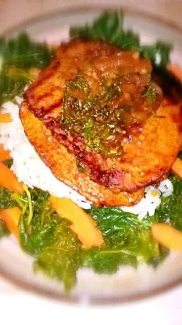 Healthy lean beef Korean style!! over a bed of rice surrounded with sauteed veggies kale onions and carrots :),|maile nunezさん