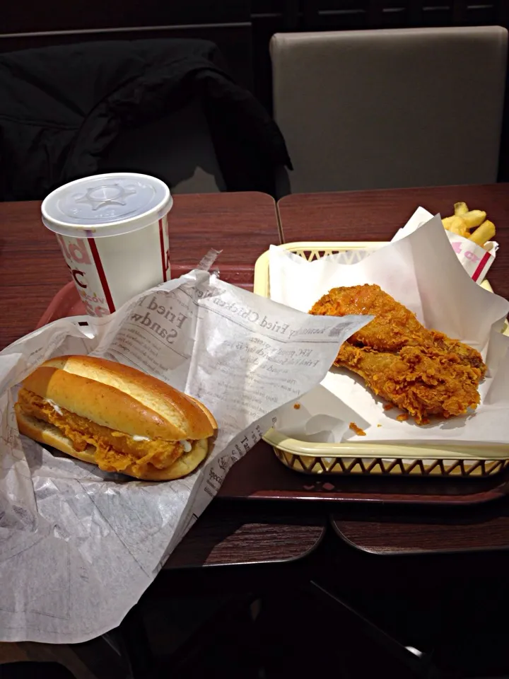 KFC fried fish sando and spucy chicken for lunch.|Andrew Martiniさん