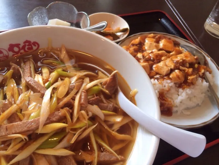 【日替定食】ネギチャーシュー麺と小麻婆豆腐丼を頂きました。|momongatomoさん