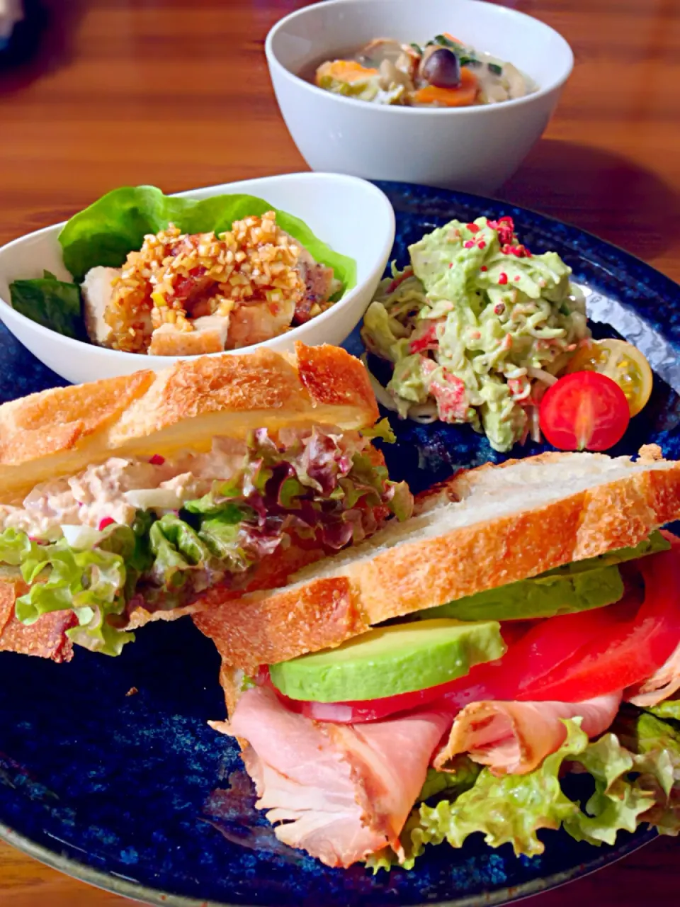 ⭐️ローストビーフとアボカドとトマトのサンドイッチ ⭐️ツナマヨサンドイッチ ⭐️鶏肉の香味ソース掛け ⭐️アボカドとカニカマのわさびマヨサラダ ⭐️白菜の漬物リメイクスープ|よっちぃさん