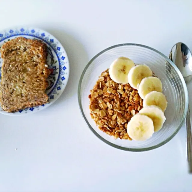 Granola w/ banana and Ezekiel toast|victoria valerioさん