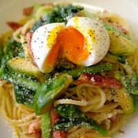 芽キャベツ＆菜の花のカルボナーラ風。半熟玉子とからめながら食すのじゃ。