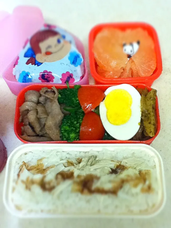 Today's JK lunch box.  接待ゴルフで朝6時出発のハニーにペコちゃんおにぎり作ってあげたら一個残してったw|hoppycowさん