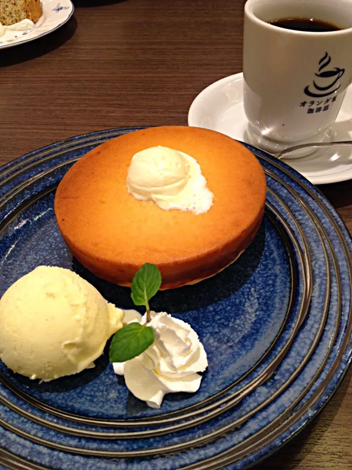 『オランダ坂珈琲店』@東大和の ホットケーキ withアイスクリーム|かずひこさん