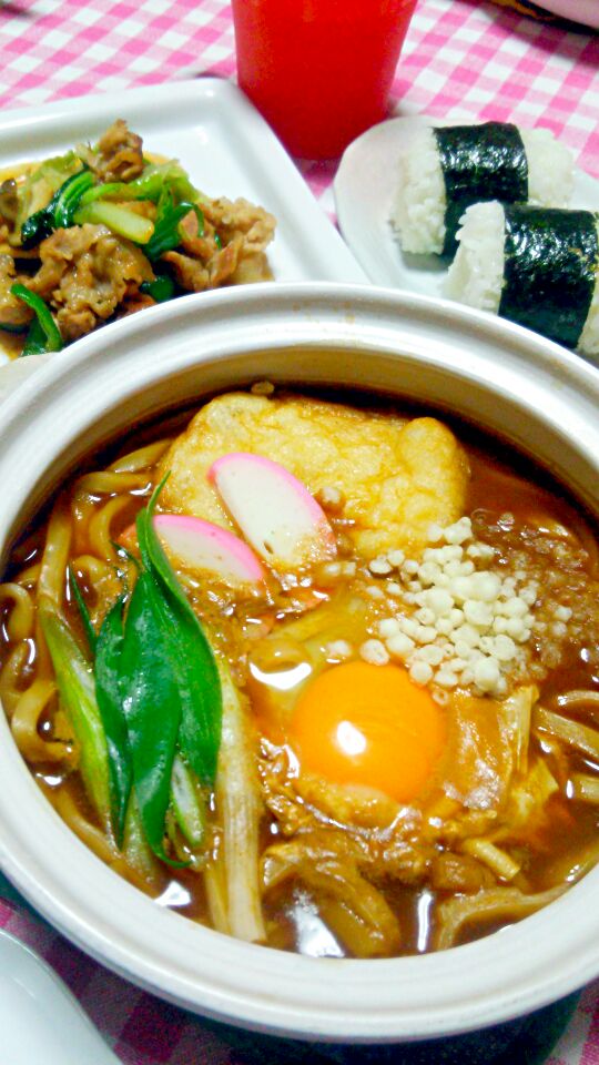 味噌煮込みうどん 卵 油揚げ 蒲鉾 青ねぎ 天かす肉野菜炒め 豚バラ薄切り肉 レタス チンゲン菜 エリンギ俵塩むすび まある Snapdish スナップディッシュ Id F8wc4a