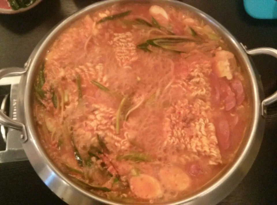 부대찌게 매운맛이 일품인 음식 이지만
맛있게 먹을수 있다는게 좋은음식|정홍석さん