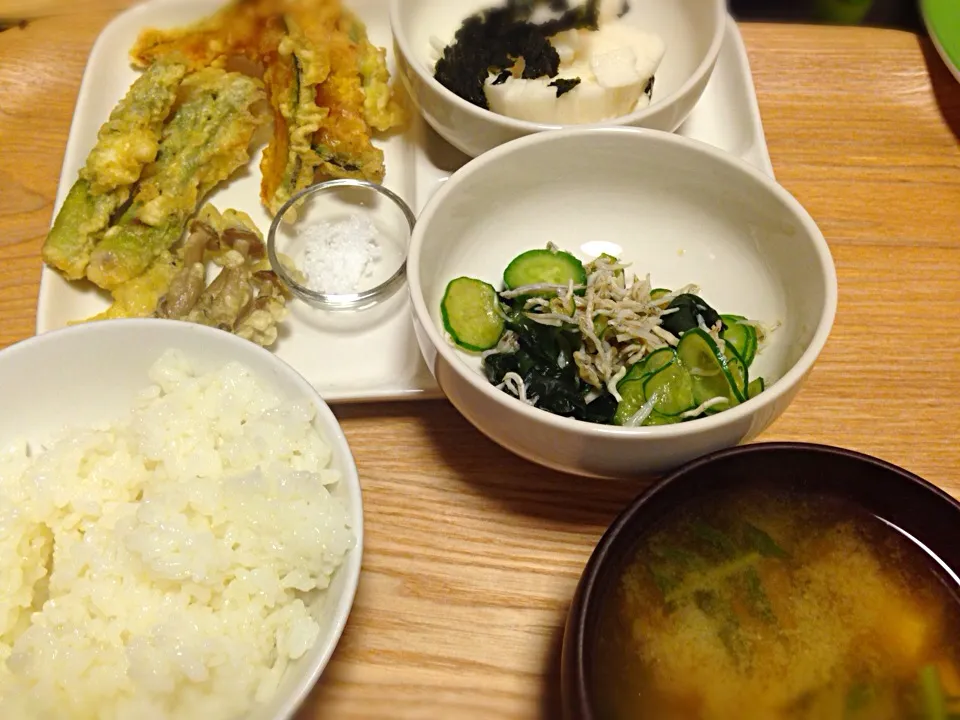 タラの芽としめじとかぼちゃの天ぷら、長芋短冊、きゅうりとワカメとしらすの酢の物、豆腐と大根葉の味噌汁|izumiさん