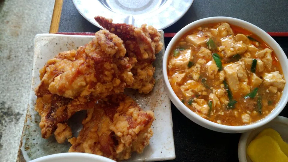 今日のランチ・北海道　ザンギ定食・麻婆豆腐付き♬|マカロンさん