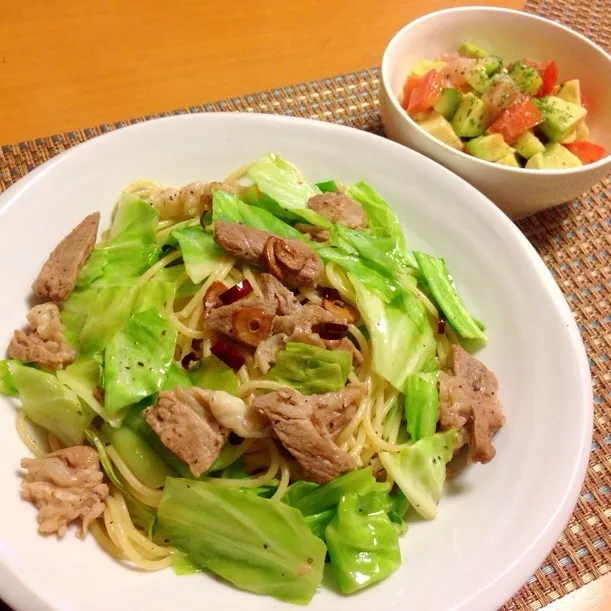 豚バラ肉とキャベツのペペロンチーノ＆アボカドサラダ|chacoさん