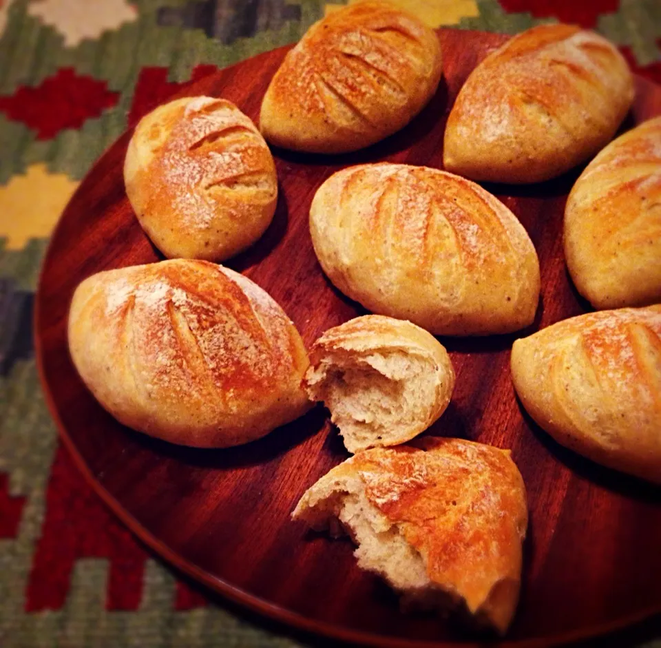 tamaさんの料理 黒胡椒とローズマリーのハードパン♡   プチパンとバケット|あいこ ⁎ˇ◡ˇ⁎さん