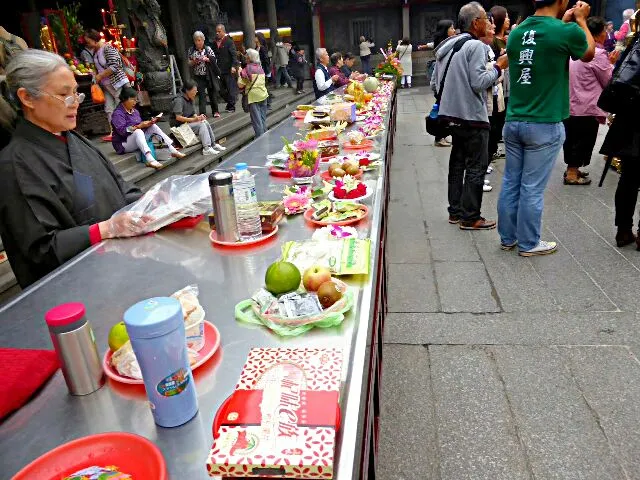 台北の神社のお供え物|東京ライオンズさん