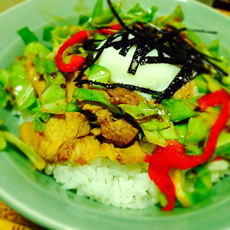 Snapdishの料理写真:新キャベツで豚丼🍚|にょんにいさん