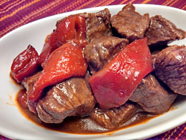 Sirloin tips and roasted red peppers in a BBQ-red pepper sauce|Sashi Steinerさん