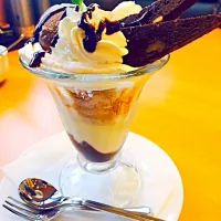 Snapdishの料理写真:チョコレートパフェ (CHOCOLATE PARFAIT)|Lhaidee Blueさん