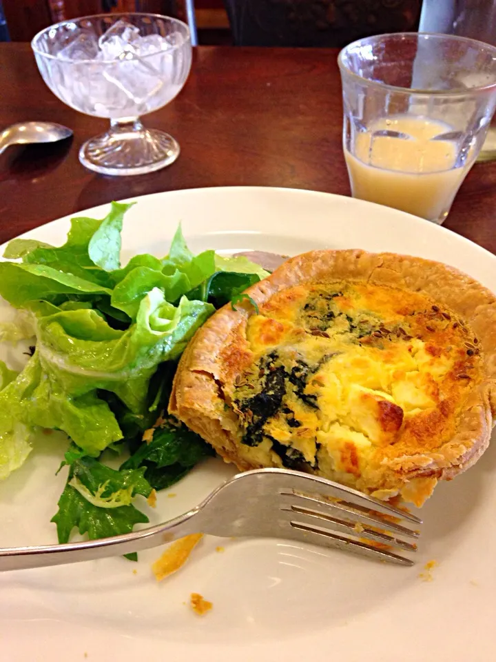 Snapdishの料理写真:Goat cheese and spinach quiche|Miriam Hughesさん