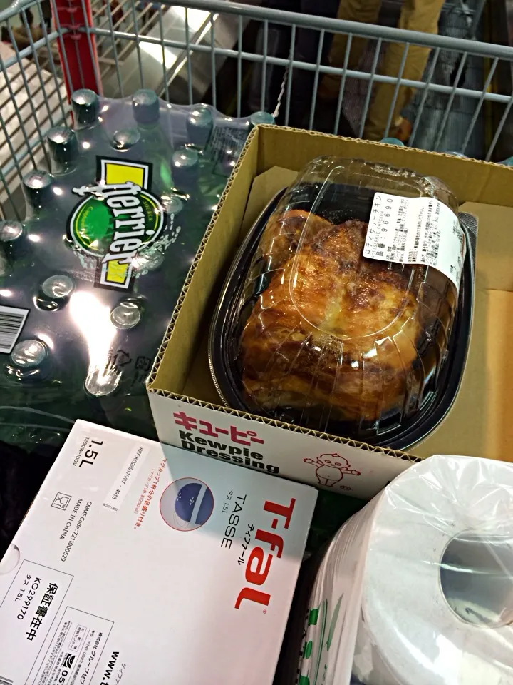 久しぶりにロティサリーチキン買った（＾∇＾）スープは新商品でシュリンプビスクになっていたよ。土曜日は混むので最低限のお買い物だけ。平日にまたこようっと。|しーさん