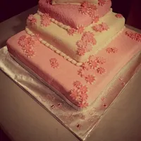 Butter almond cake with raspberry filling, decorated for a baby shower.|Amanda Dawn Weinertさん