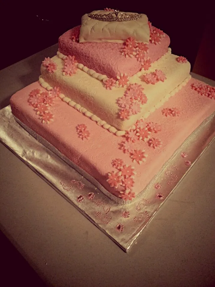 Butter almond cake with raspberry filling, decorated for a baby shower.|Amanda Dawn Weinertさん