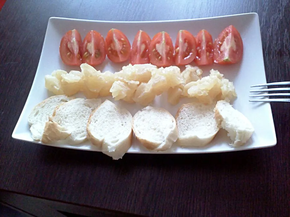 cheese with baguete, tomatoes|LucieFoodさん