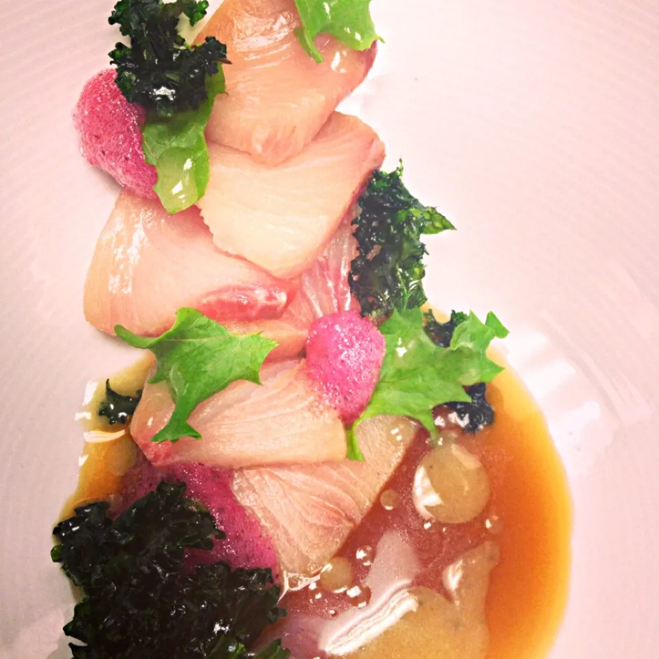 Lightly cured yellowtail, smoked ham dashi, pickled chili-brown butter, huckleberry|andrew franciscoさん