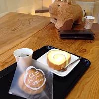 Snapdishの料理写真:ロールケーキとシュークリーム|しのさん