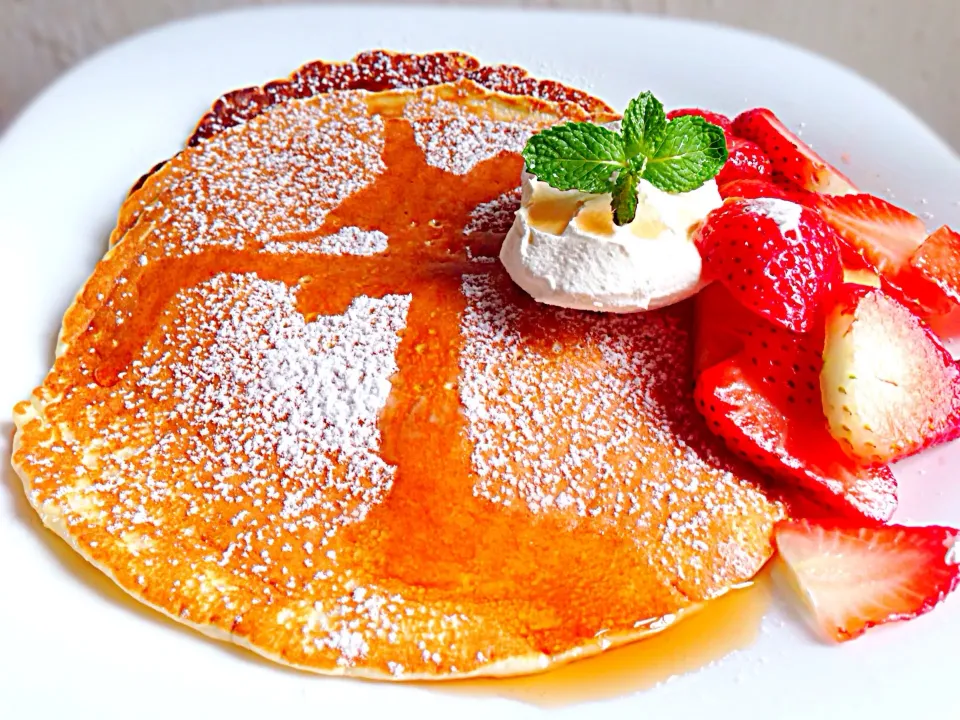 Pancakes with strawberries & maple syrup|Misstyさん