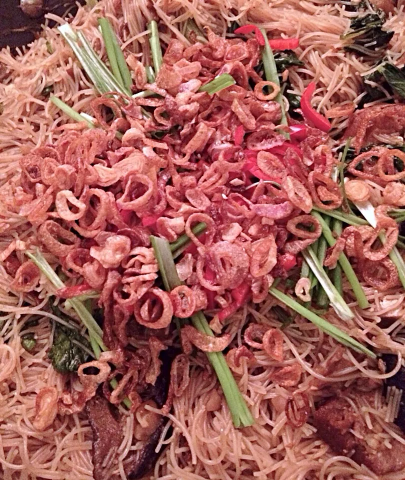 Braised pig trotters bee hoon garnished with crisp fried shallots|12Dragonさん