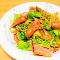 Snapdishの料理写真:キャベツとベーコンとウインナーともやしの炒め物|まるみーさん