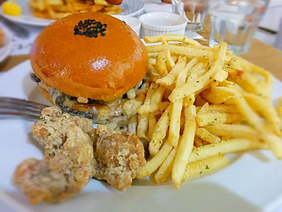 mushroom spinach burger and fries|Ernさん