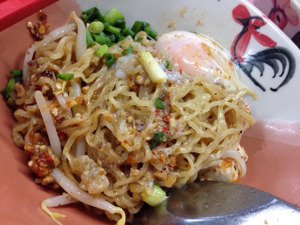 Pure tomyam noodle, separate soup , added onsen egg - บะหมี่แห้งเพิ่มไข่|Tunaさん