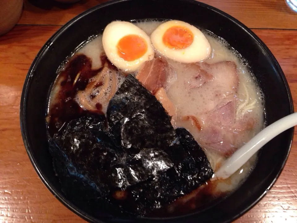 Snapdishの料理写真:黒とんこつラーメン|LiNxさん