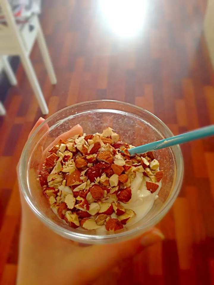 Snapdishの料理写真:Skyr med nødder|sara mølkjær maag buschさん