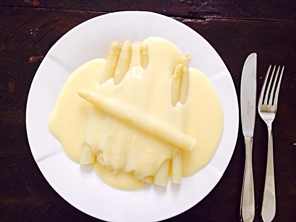 Aspargus with sauce hollandaise|Nicole Baranelliさん