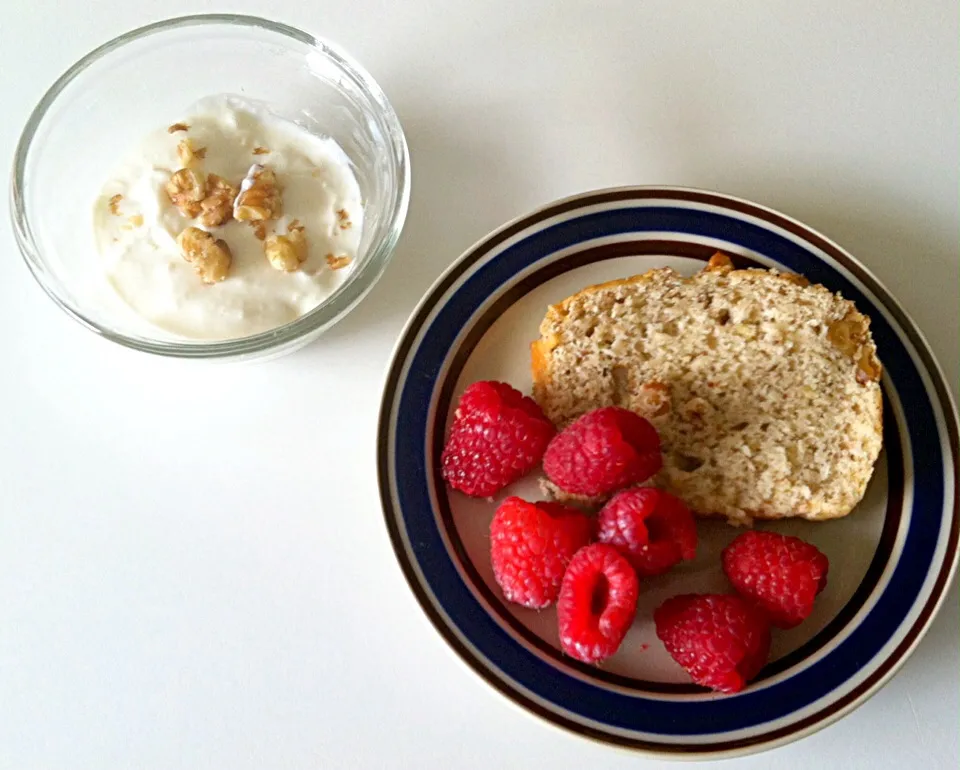 Homemade banana bread, raspberries, pear Greek yogurt w/ walnuts|victoria valerioさん