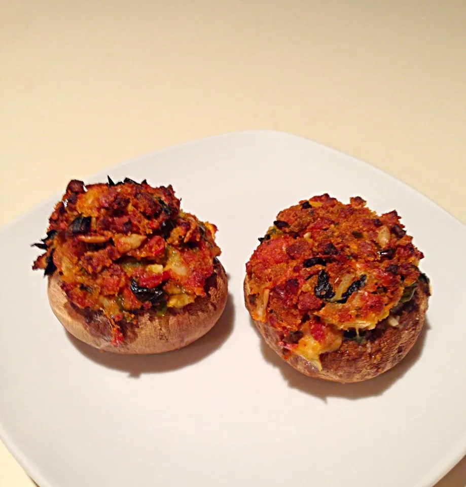 Chorizo, leek, chèvre, sunflower seed and tomato stuffed mushrooms|bertocci infernoさん