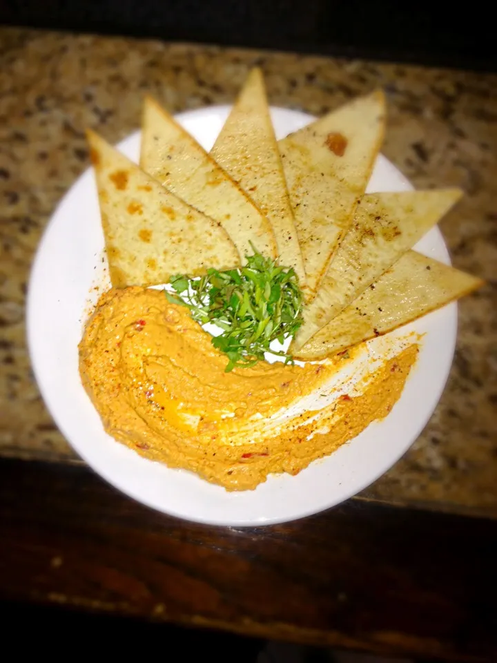 Roasted red pepper hummus with baked pita bread and a lime and cilantro salad .|Joeさん