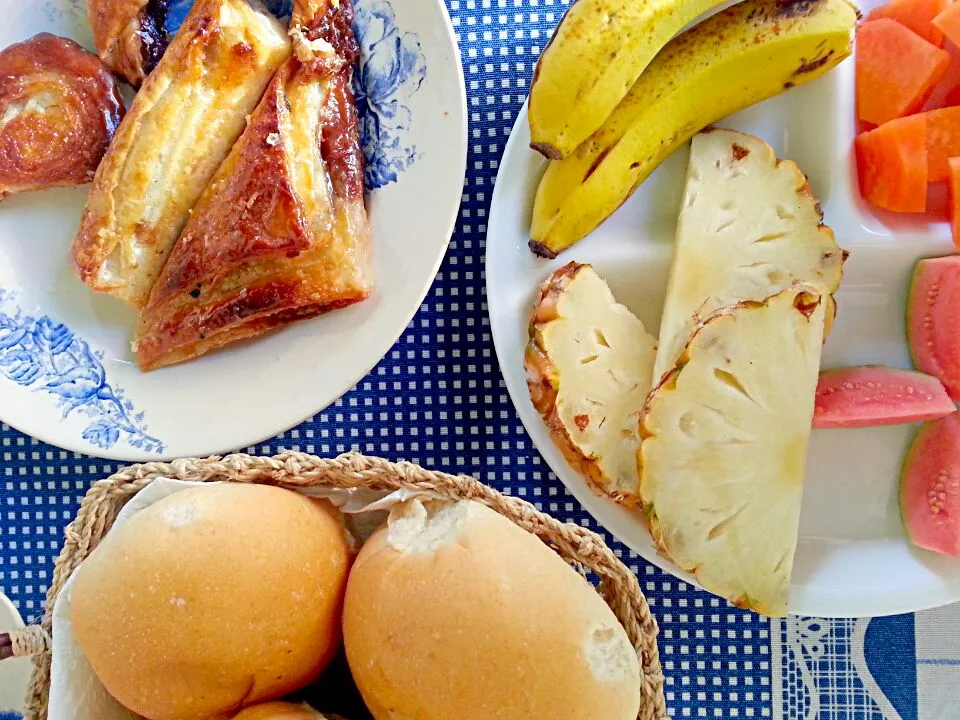 Cuba breakfast! Sweet bread and fresh fruits!|Discover the world through kitchens!世界の食卓を旅しよう！さん