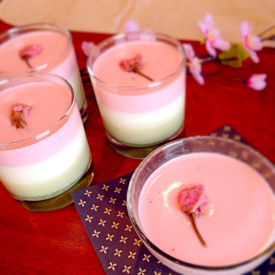 桜の🌸三色ミルクプリン