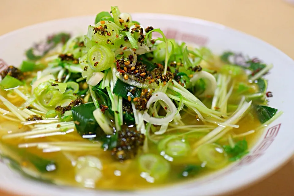 マルちゃん正麺味噌味に桃屋の生七味 水菜と九条ねぎ|マハロ菊池さん