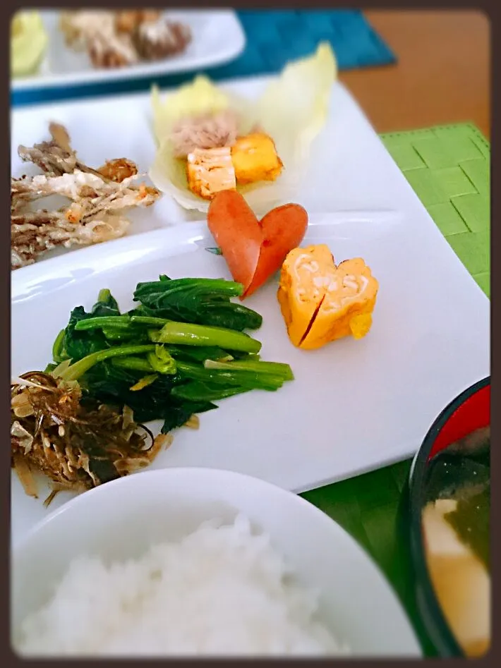 Snapdishの料理写真:ライブ翌日はゆっくりな朝食(^^)
ほうれん草ソテー、舞茸天ぷら、卵焼きとウインナー、ボーカルのはるはるちゃんからもらったワカメの味噌汁など。
ワカメ、美味しかったよー！|Reikoさん