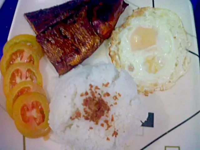 Snapdishの料理写真:Filipino Breakfast: Smoked Milkfish sunny side-up egg Garlic Rice with Tomato for Side Dish|Dan Alfred Garcia Madriagaさん